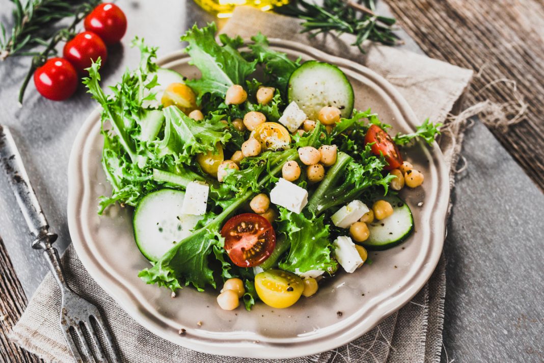 Zayiflamada-dogru-bilinen-yanlislar-14-ev-disinda-salata-tuketerek-zayiflarim